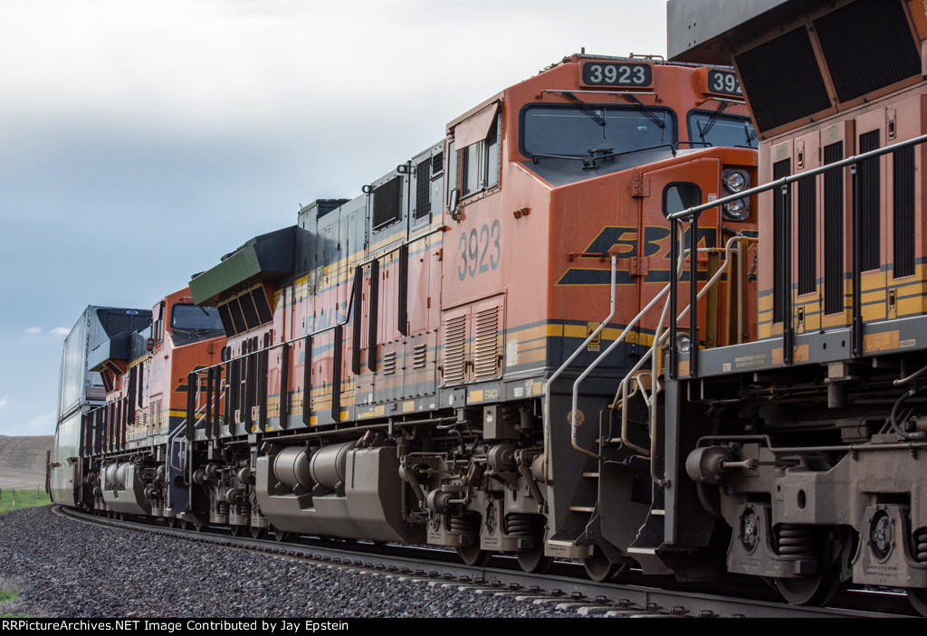 BNSF 3923 trails on an eastbound intermodal 